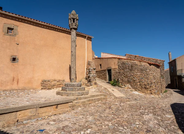 Στήλη πυλώνα σε λιθόστρωτο δρόμο παρελθόν αρχαία σπίτια στο Castelo Rodrigo στην Πορτογαλία — Φωτογραφία Αρχείου