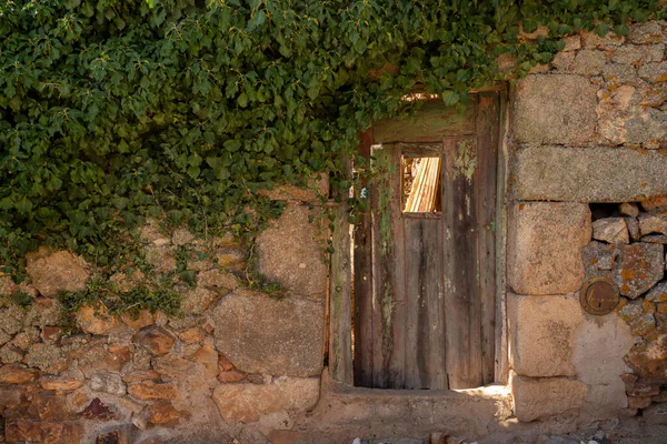 Old wooden door into ancient homes in Castelo Rodrigo in Portugal — Stock Photo, Image