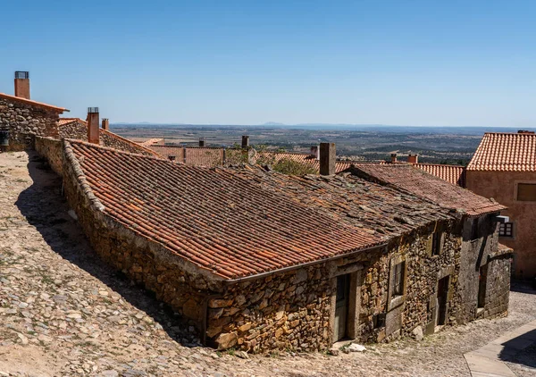 포르투갈의 카스텔로 로드리고에 있는 고대 집들을 지나는 좁은 자갈 길 — 스톡 사진
