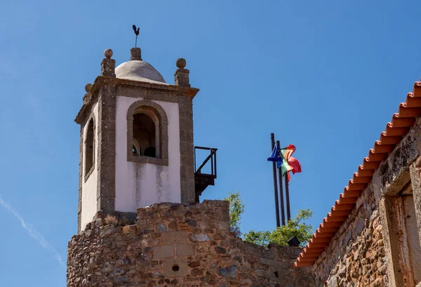 Antigua torre de la iglesia en el antiguo pueblo de Castelo Rodrigo en Portugal — Foto de Stock