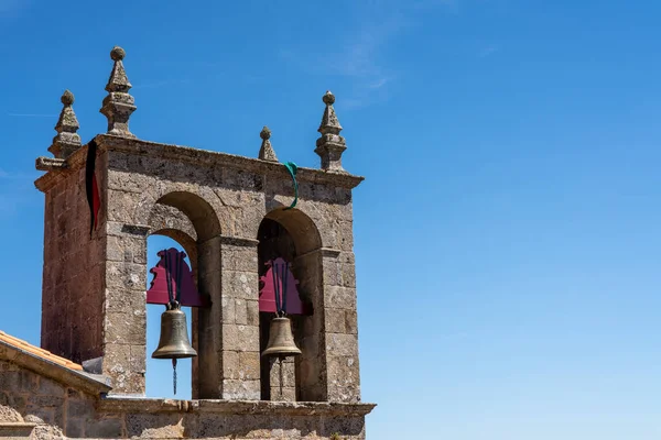 A Rocamadori Szűzanya ősi templomának harangjai Castelo Rodrigóban. — Stock Fotó