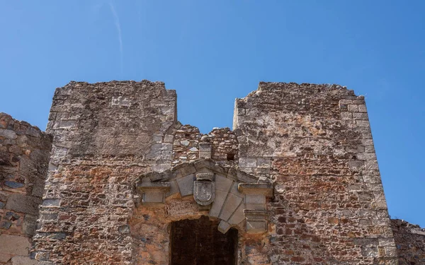 Eingang in das alte schloss im dorf castelo rodrigo in portugal — Stockfoto