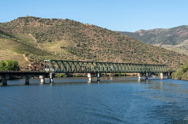 Puente ferroviario cruza el río Duoro en Portugal —  Fotos de Stock