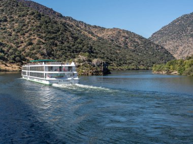 Bayan Gil Eanes Portekiz 'deki Douro nehrinde tekne gezisi yapıyor.