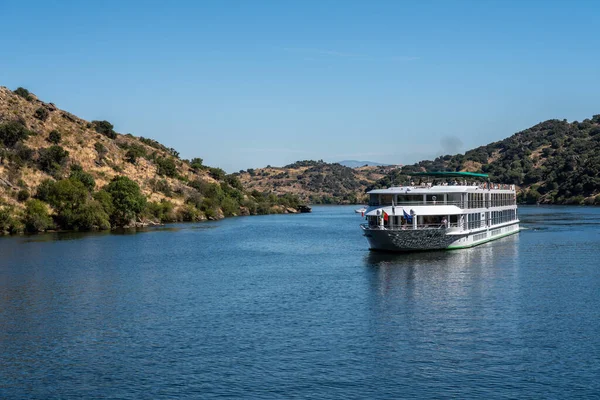Paní Gil Eanes říční výletní člun na řece Douro v Portugalsku — Stock fotografie