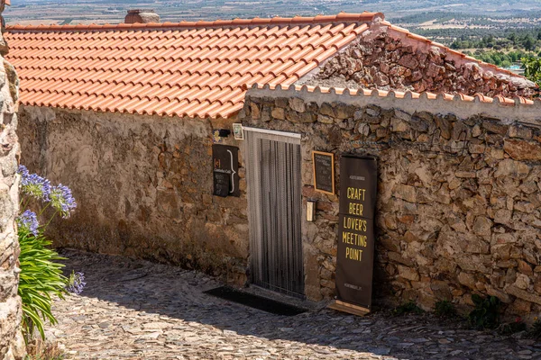 Rue pavée étroite Cantinho Café et bar à Castelo Rodrigo au Portugal — Photo