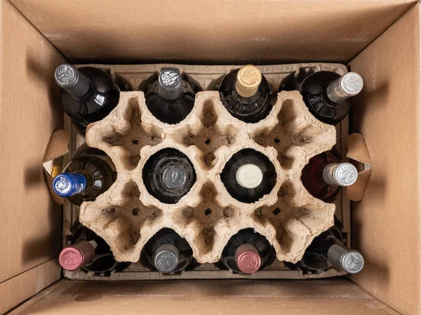 Delivery of case of wines from Naked Winery in cardboard box — Stock Photo, Image