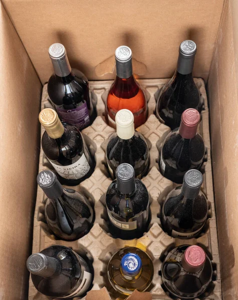 Delivery of case of wines from Naked Winery in cardboard box — Stock Photo, Image