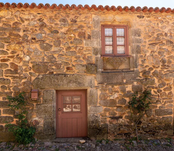 Tiny front door and window on ancient house in Castelo Rodrigo in Portugal — Stock Photo, Image