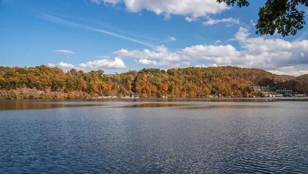 Colori autunno sul lago Trucchi a Morgantown West Virginia — Foto Stock