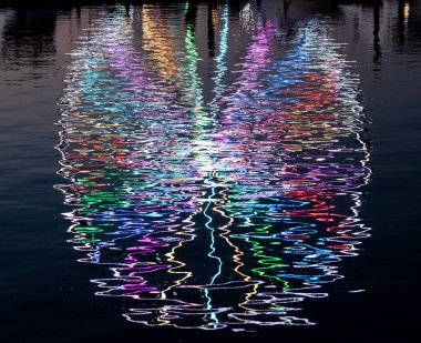 Washington DC 'nin dışındaki Maryland Ulusal Limanı' ndaki dönme dolabın yansıması.