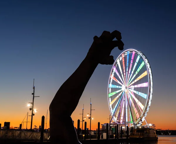Ferris wheel en The Awakening sculptuur in National Harbor in Maryland buiten Washington DC — Stockfoto