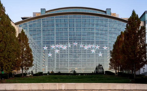Стеклянная стена окружает атриум конгресс-центра Гейлордов в Национальной гавани — стоковое фото
