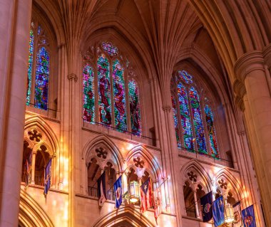 Washington Ulusal Katedrali 'ndeki vitraylı pencerelerden gelen güneş ışığı
