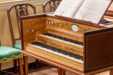 Mount Vernon 'un içindeki antik piyano. George Washington' ın evi.