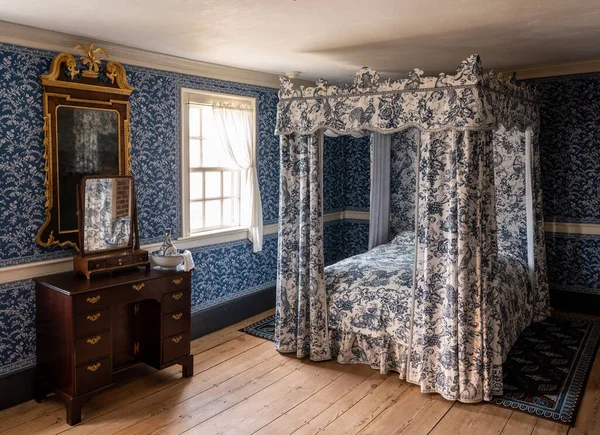 Cama con dosel dentro del Monte Vernon la casa de George Washington —  Fotos de Stock