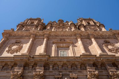 Salamanca İspanya 'daki Le Clericia Kilisesi' nin süslü yüzü.