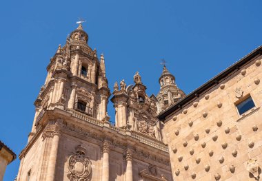 Salamanca İspanya 'daki Casa de la Conchas ve Le Clericia Kilisesi