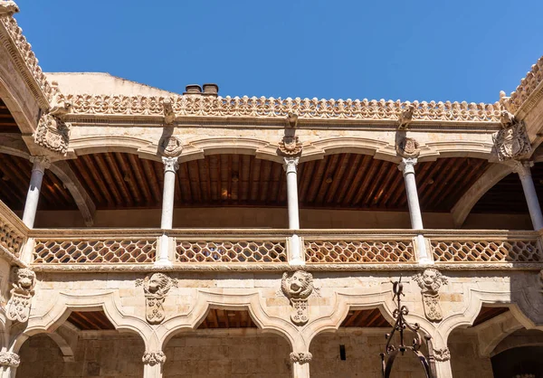 Casa de la Conchas i jej rzeźbione balkony w Salamance w Hiszpanii — Zdjęcie stockowe