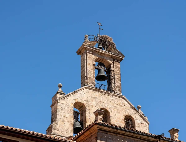 Stork hnízdo na zvonici Inglesia de San Martin de Tours v Salamance Španělsko — Stock fotografie