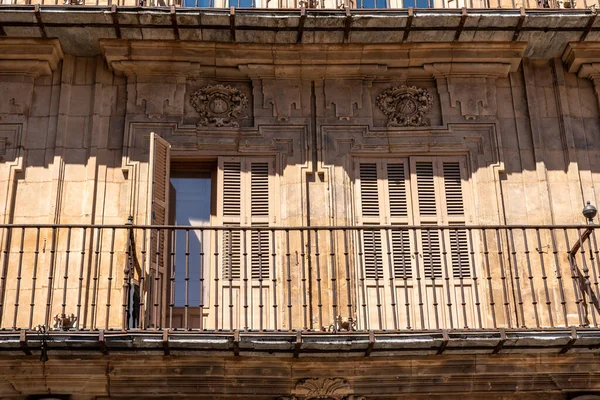 Жалюзи и балконы выстроились в ряд многоквартирных домов на площади Plaza Mayor в Саламанке — стоковое фото