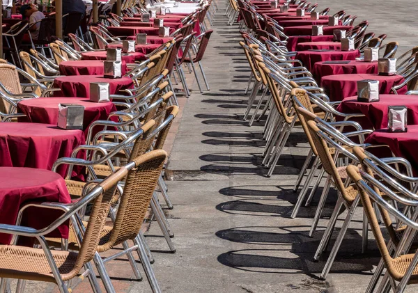 Tables and chairs of local restaurant in Plaza Mayor in Salamanca — Stock Photo, Image