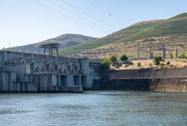 Portekiz 'deki Douro Nehri üzerindeki Pocinho barajında elektrik üretimi