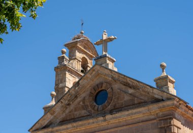 Salamanca 'daki San Pablo Kilisesi' nin çan kulesinde leylek yuvası