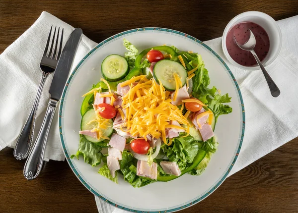 Platte lay van chef-kok salade af te halen voedsel geregeld op plaat — Stockfoto