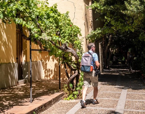 Photographer walks through the gardens in Salamanca Spain — Stock Photo, Image