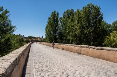 İspanya 'da Salamanca' dan uzaklaşan eski Roma köprüsü
