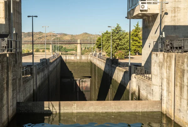 Esperando a las puertas de la presa de Pocinho en el río Duero en Portugal — Foto de Stock