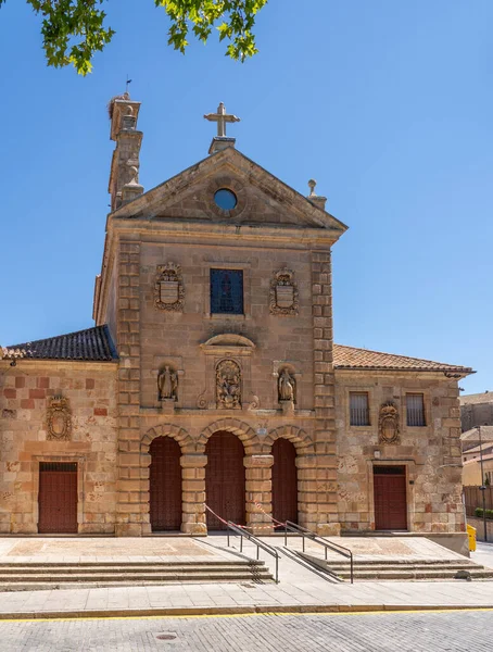 Nido de cigüeña en campanario de la Iglesia de San Pablo en Salamanca — Foto de Stock