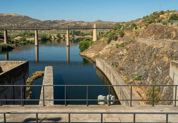 Waiting at the lock gates of the Pocinho dam on the River Douro in Portugal — Stock Photo, Image