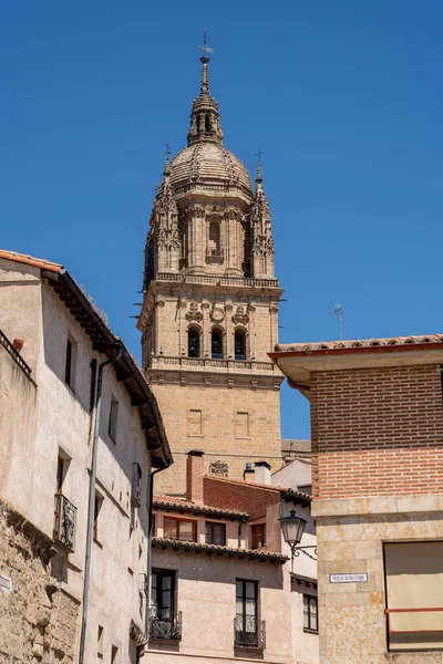 Torre sineira ornamentada na antiga Catedral de Salamanca — Fotografia de Stock