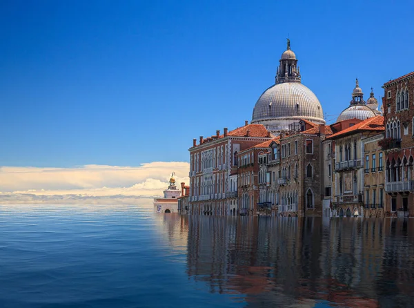 Concetto di innalzamento del livello del mare a Venezia in futuro come avviene il cambiamento climatico — Foto Stock