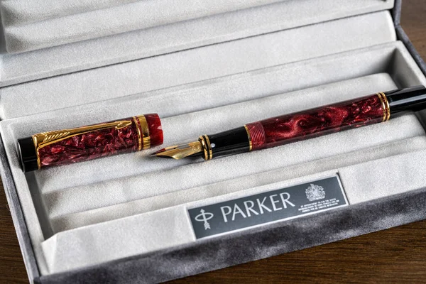 Box holding expensive Parker Duofold fountain pen — Stockfoto