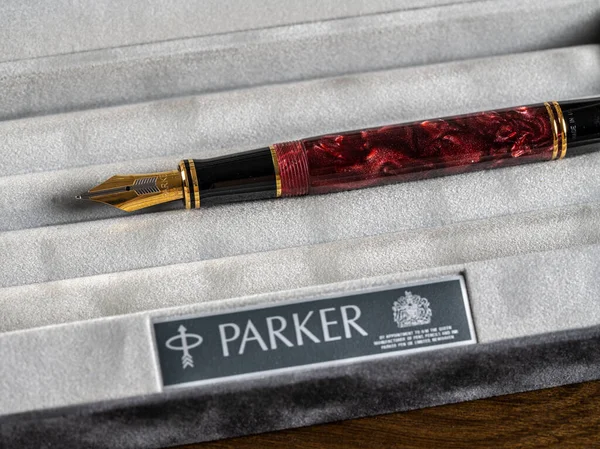 Box holding expensive Parker Duofold fountain pen — Stockfoto