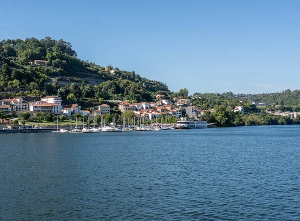 Båtar och flod kryssningsbåt dockas vid Marina Entre os Rios på floden Douro — Stockfoto