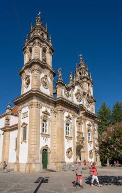 Remedies Leydimiz Portekiz 'in kuzeyindeki Lamego şehrinin yukarısındaki kilise.
