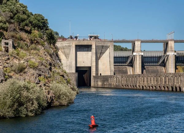 Acercándose a la presa de Barragem do Carrapatelo y fijándose en el río Duero cerca de Oporto — Foto de Stock