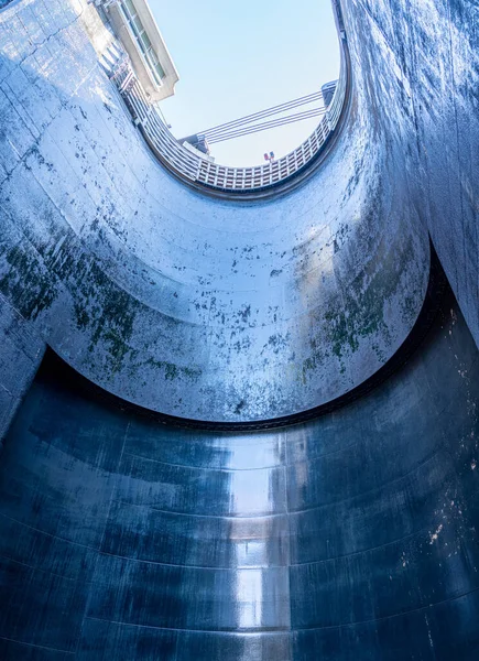 Blick nach oben in die sehr tiefe Schleuse des Barrapatelo-Staudamms am Fluss Douro in Portugal — Stockfoto