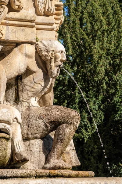 Fontaine sur les escaliers de l'église Notre-Dame des Remèdes au-dessus de la ville de Lamego — Photo