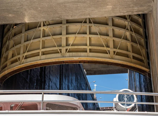 Leaving Barragem do Carrapatelo dam and lock on the Douro river near Porto — Stock Photo, Image