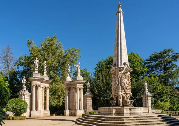 Szobrok a lépcsőn, hogy a Szűzanya jogorvoslati templom felett a város Lamego — Stock Fotó