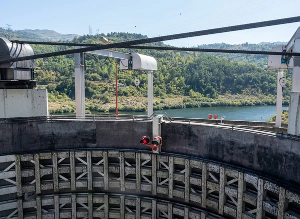 Entrando Barragem do Carrapatelo diga e bloccare il fiume Douro vicino a Porto — Foto Stock