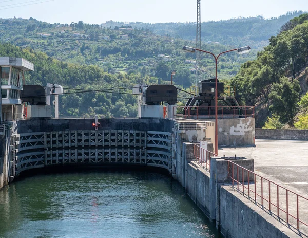 Entering Barragem do Carrapatelo dam and lock on the Douro river near Porto — Stock Photo, Image
