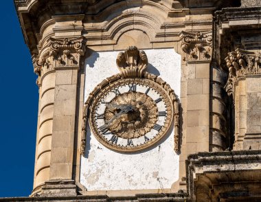 Lamego şehrinin yukarısındaki kilisemizin saat süslemesi.