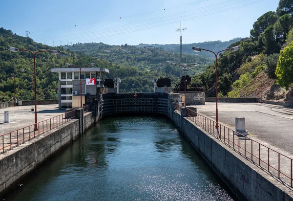 Entrando en Barragem do Carrapatelo presa y bloquear el río Duero cerca de Oporto — Foto de Stock