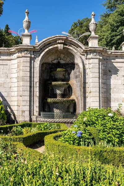 Több lépcső vezet a Szűzanya templomba Lamego város felett. — Stock Fotó